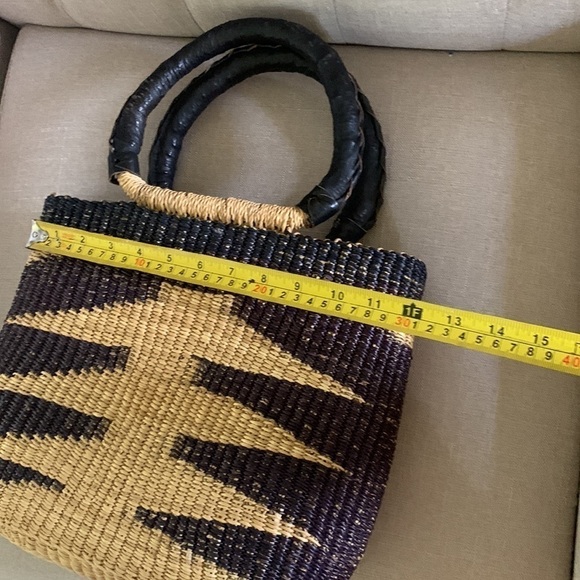 Straw bag leather vintage cottage boho basket from Ghana in Natural and navy - Picture 7 of 11